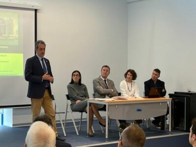 Autoridades visitan las instalaciones del Grupo Cementos Portland Valderrivas en el puerto de Santander