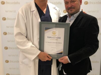 El doctor malagueño Francisco Ruiz Solanes recibe el premio TopDoctors al mejor cirujano capilar de España