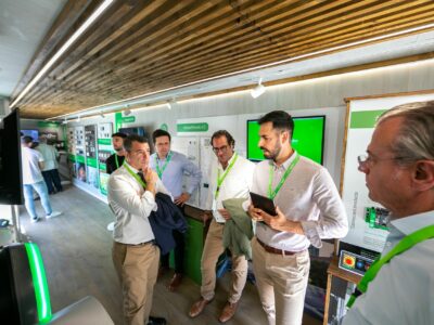 Schneider Electric y BeCúbica crean el primer contenedor-showroom móvil, solar y autónomo que funciona tanto estacionado como en movimiento