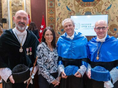 Cione, con los nuevos graduados en óptica de la UCM