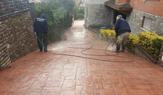 PAVIANDRES explora diversas aplicaciones del hormigón impreso en la decoración de espacios exteriores