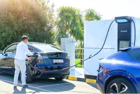 XCharge Group une fuerzas con EDP para desplegar una red de cargadores de vehículos eléctricos Net Zero Series por Europa