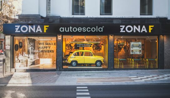 La cadena de Autoescuelas Zona F convierte la odisea de sacarse el carné de conducir en un trámite simple