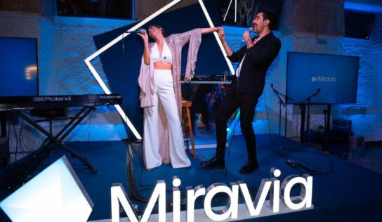 Miravia moderniza el clásico villancico junto a Álex Ubago y Sofía Ellar