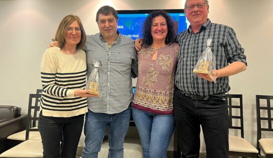 Los farmacéuticos Beatriz Gastón y Unai Berasategi premiados por la Asociación de Farmacéuticos Euskaldunes (FEUSE)