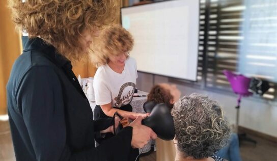 La academia de peluquería especializada en rizos Lino Curly, dedicada al cuidado y atención de las diferentes texturas del cabello rizado