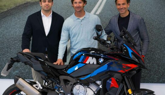 Juan Carlos Ferrero recoge su impresionante BMW M1000 XR en Benigar