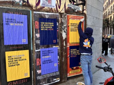 Un grupo de jóvenes organiza una protesta frente a la RAE para reducir la brecha lingüística generacional