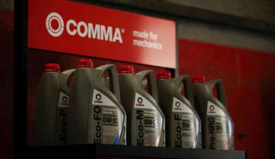 Comma llega a España: nueva estrategia de Moove para diversificar el mercado de lubricantes