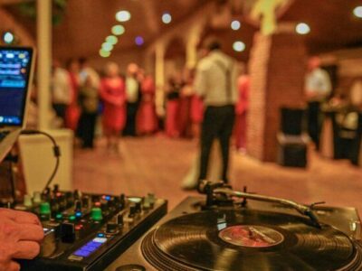 La Boda De Tus Sueños enumera los aspectos a tener en cuenta al contratar un DJ para bodas