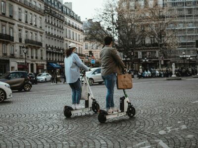 Quirón Prevención ofrece recomendaciones para un uso seguro de bicicletas y patinetes eléctricos en entornos urbanos