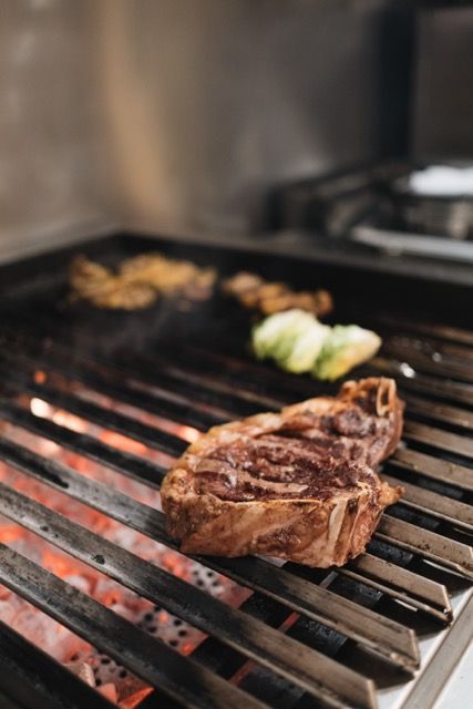 La chuleta vasca a la parrilla que está revolucionando el Barrio de Salamanca