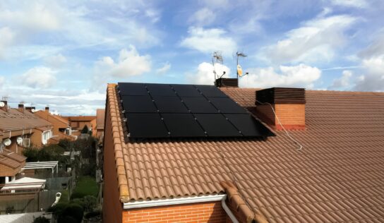 Las placas solares ahorran hasta 1.260€/año frente a las nuevas subidas de impuestos, según SotySolar