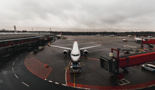 Consejos de AirHelp para mejorar los viajes en avión este 2025