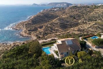 Sale al mercado en un enclave privilegiado una exclusiva villa con las mejores vistas de Alicante